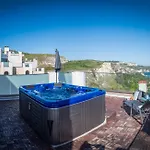 Queen's Penthouse Apartment *