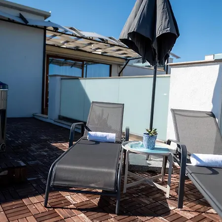 Queen's Penthouse Apartment *
