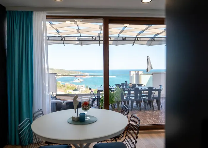 Апартаменти Queen's Penthouse Балчик